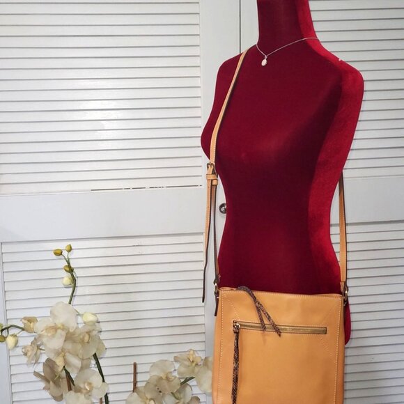 NWOT G.I.L.I. Women's Honey Brown Leather Flat Double Zip Crossbody 1438 - Picture 2 of 11